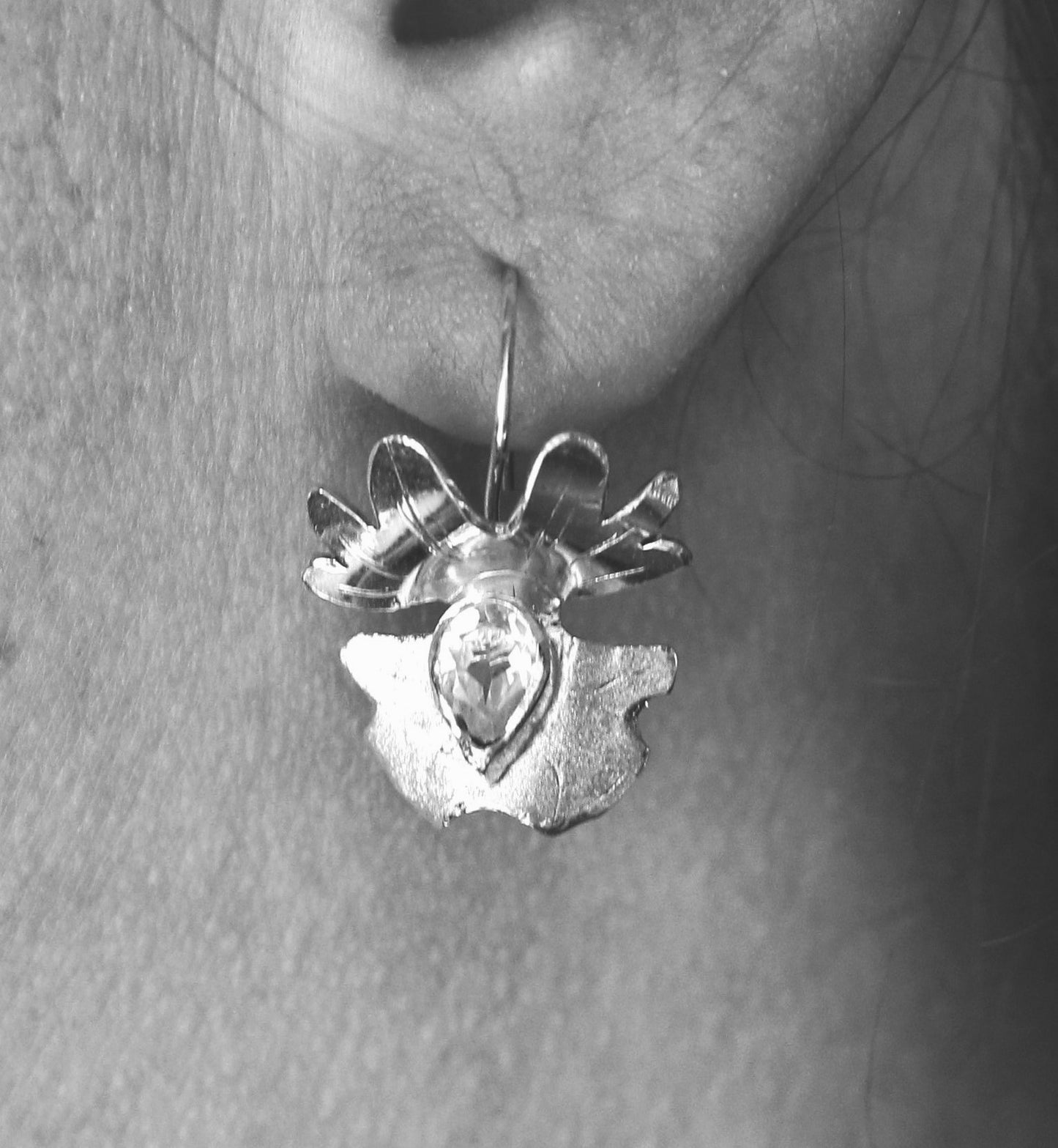 Asymmetrisches Paar Silberohrhänger mit Bergkristall und Rauchquarz