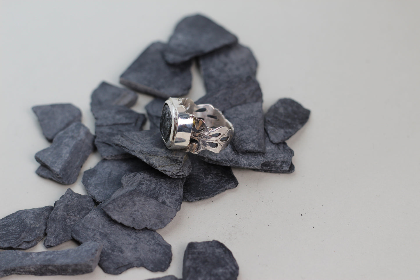 ALPENJUWEL Unikat Ring – Bergkristall Regenbogen-Effekt, Ringschiene 