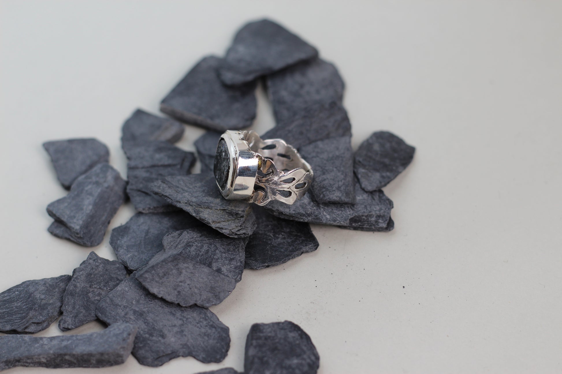 ALPENJUWEL Unikat Ring – Bergkristall Regenbogen-Effekt, Ringschiene 