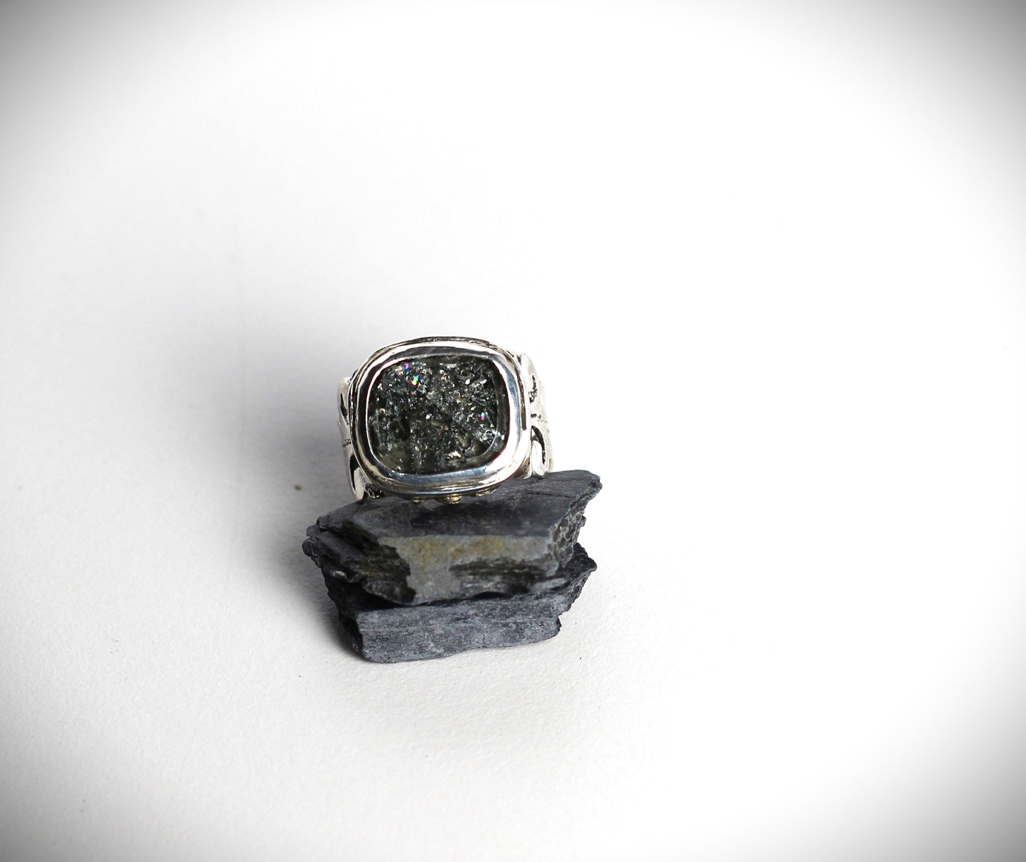 Handgeschliffener Bergkristall Ring mit Chlorit-Heilungsriss, Detailansicht