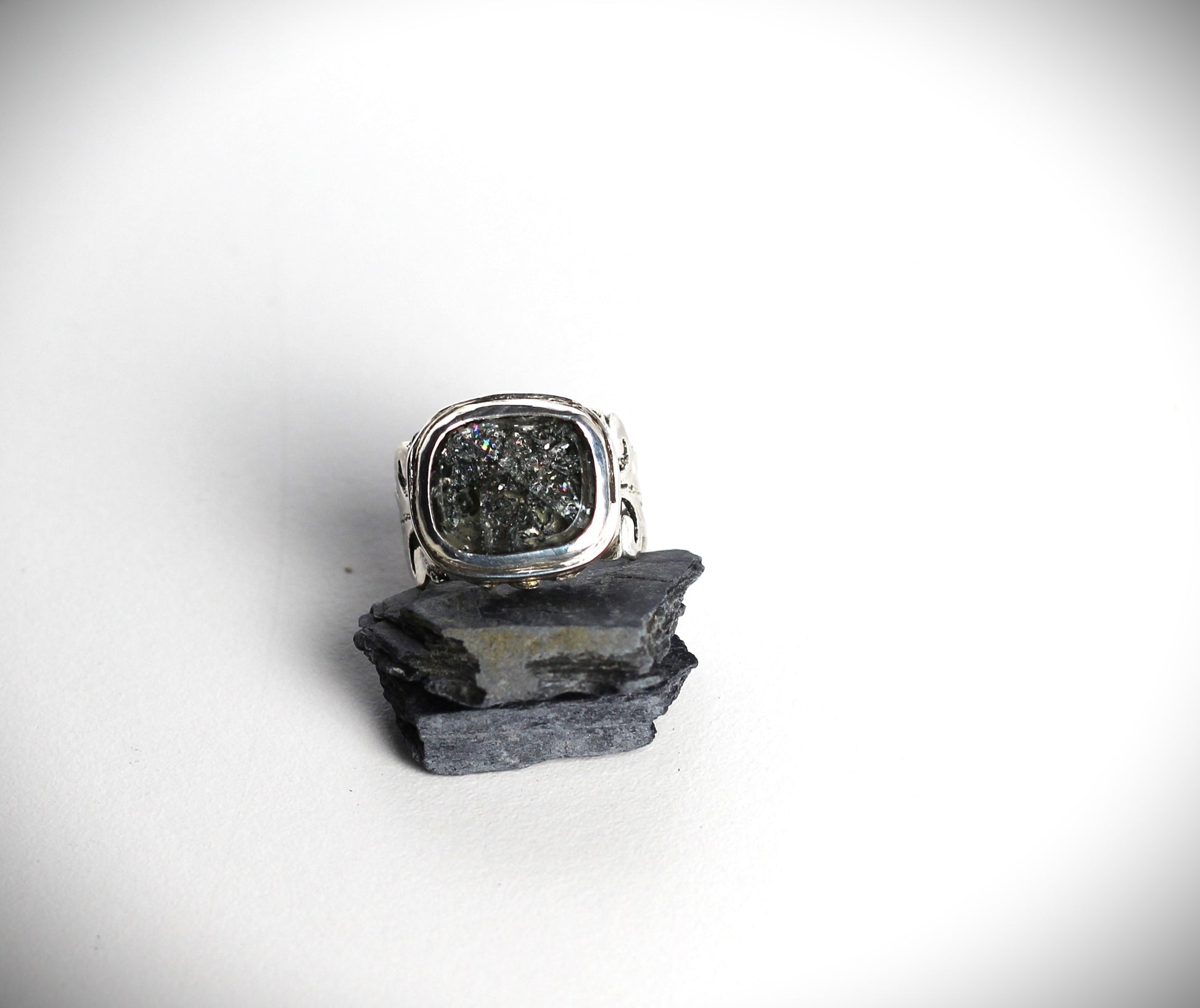 Handgeschliffener Bergkristall Ring mit Chlorit-Heilungsriss, Detailansicht