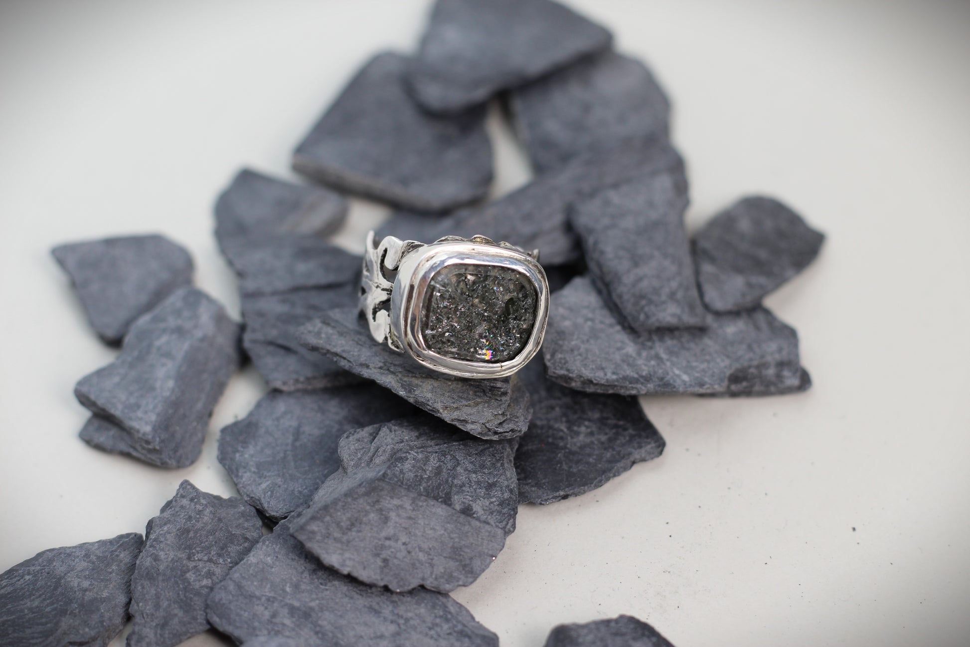Handschliff Bergkristall Ring – Chlorit-Einschluss sichtbar, ALPENJUWEL