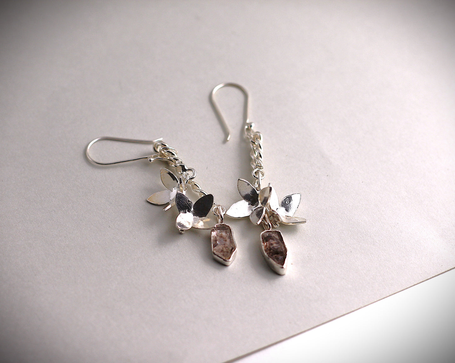 Alpenblumen Ohrringe mit natürlichem Petroleumquarz