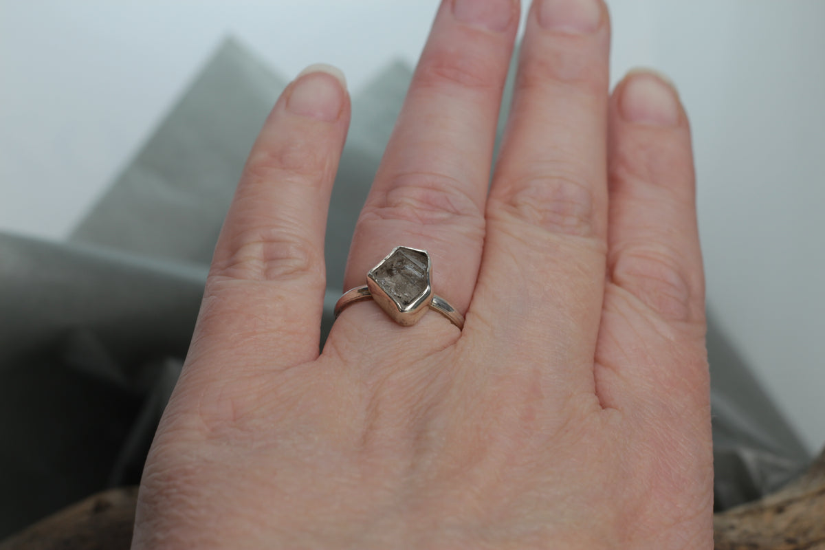 Rohstein Silberring, getragen am Finger