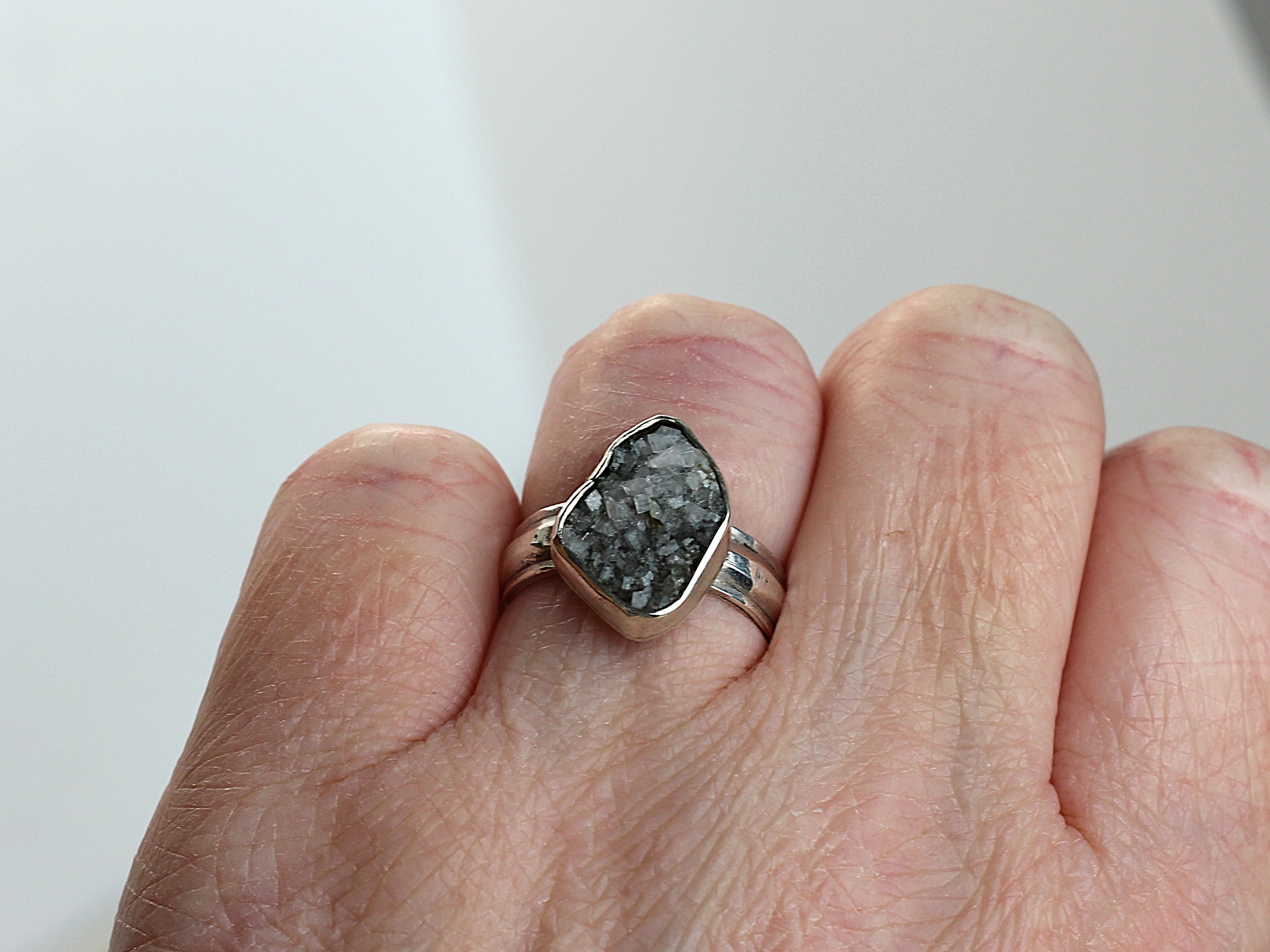 Rohquarz Silber Ring getragen