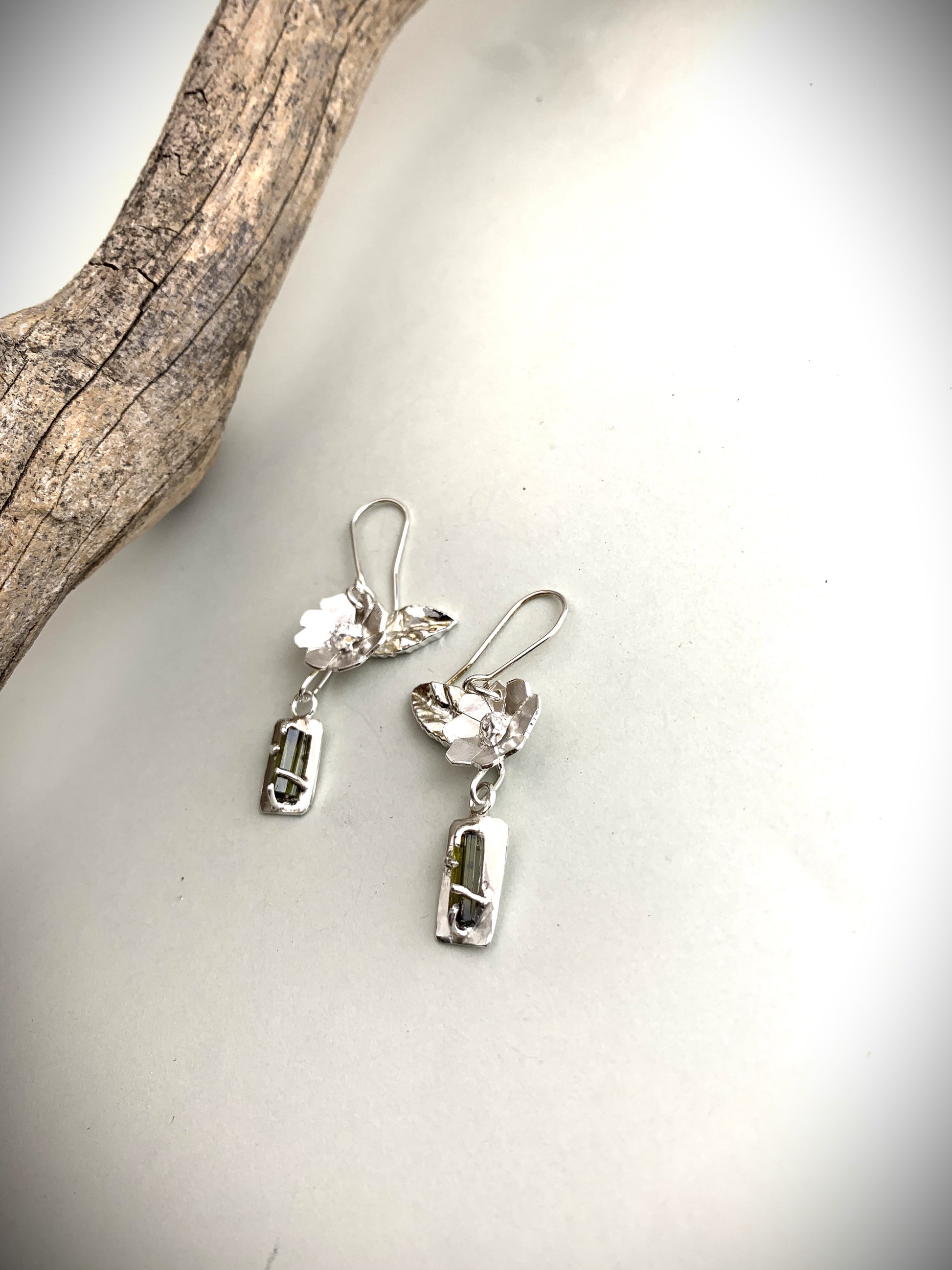 Silberohrringe Blumendesign mit Turmalin 