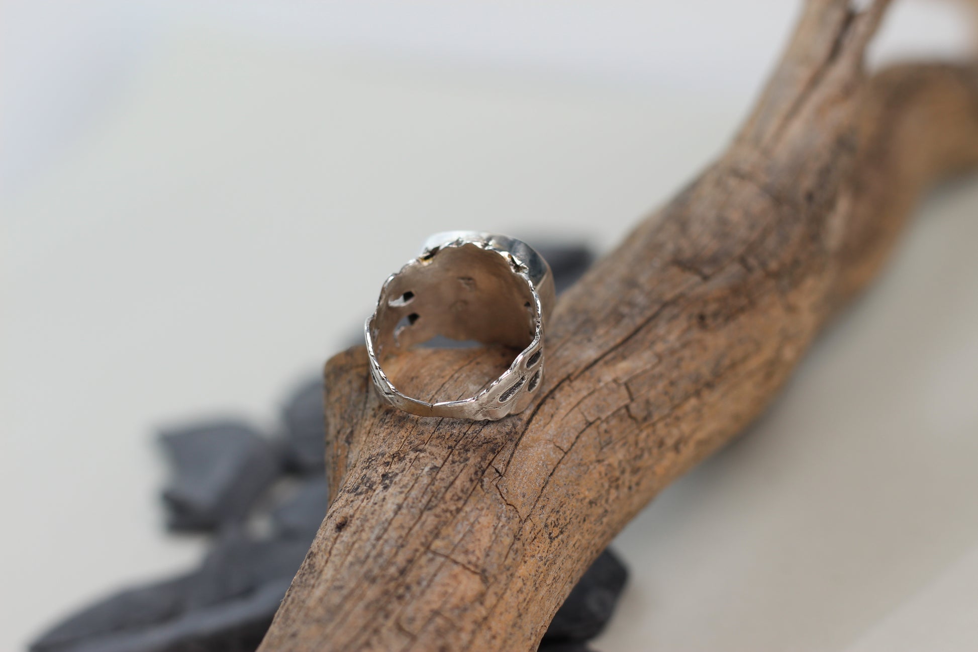 Silber Ornament Ring mit Bergkristall – Gentlemen-Look trifft Naturschmuck