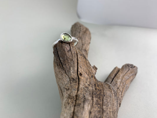 handgefertigter Silberring mit grünem Turmalin
