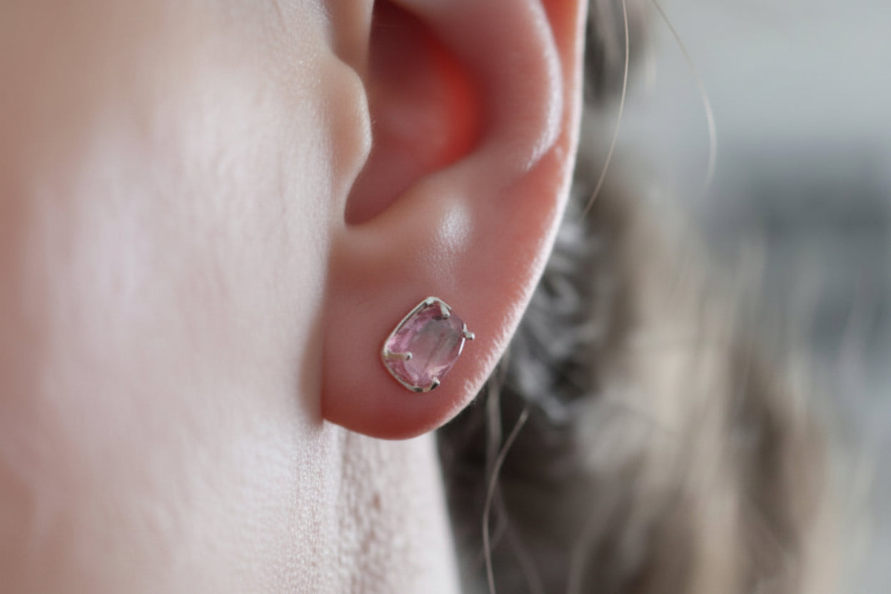 Silberohrstecker mit rose Turmalin, getragen im Ohr